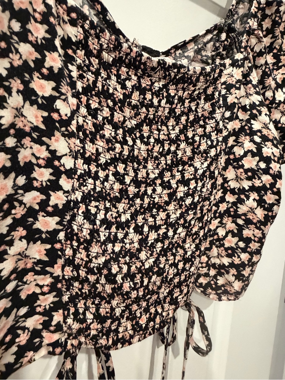 meraki Black and Blush Floral Puff Sleeve Crop Top - Picture 5 of 6